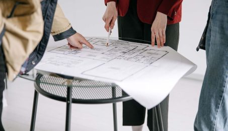 Architecte conseillant un couple avant l’achat d’une maison à Lyon